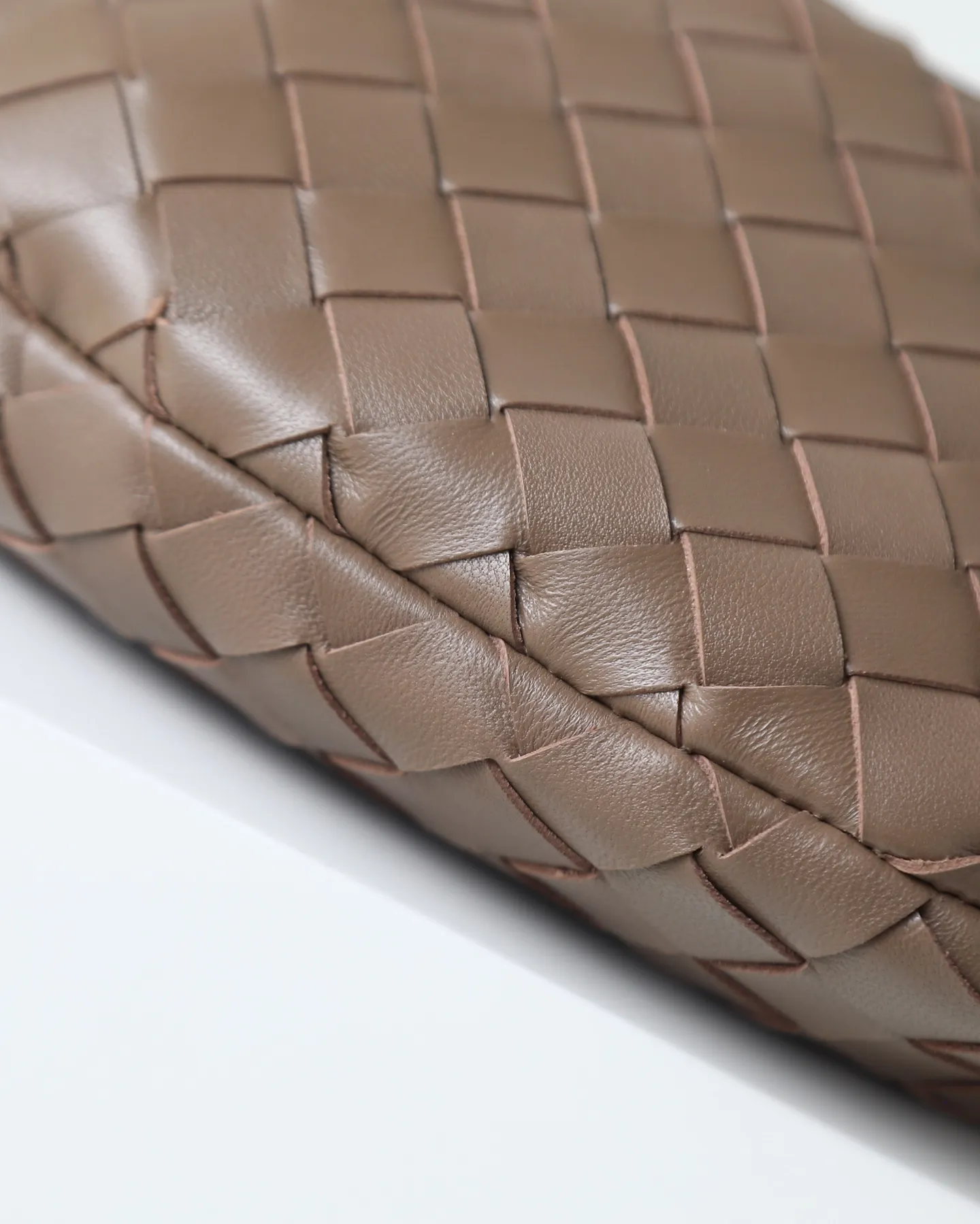 800. Bottega veneta͙.——-The latest braided and knotted hobo🔥 The top-grade lambskin leather is very soft, the bag shape is unique, practical and durable. It retains the traditional weaving elements while being a bit more flamboyant ~ Made of hand-woven sheepskin, zipper opening and closing, curved seamless structure, effortless to match. Highly recommended⚠️⚠️⚠️ The most high-end in the market🌈Welcome to compare [Factory complete package] size: 23x15x5cm.   Model: 651876